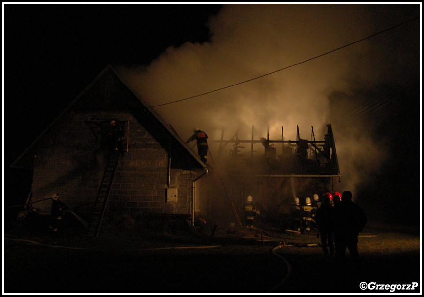 3.12.2009r. - Skawa - Pożar budynku mieszkalnego i gospodarczego