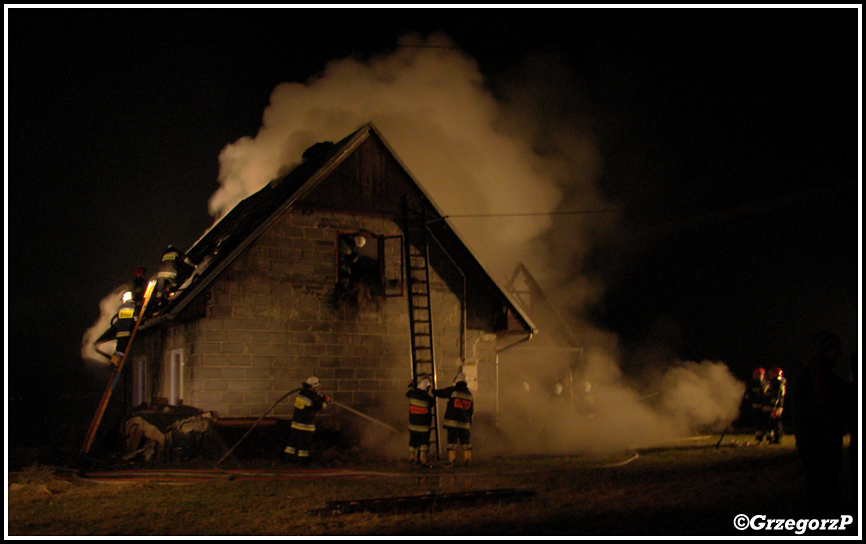 3.12.2009r. - Skawa - Pożar budynku mieszkalnego i gospodarczego