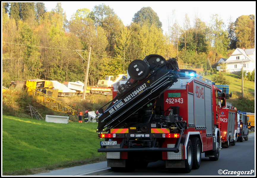 4.10.2011 - Sieniawa - Wykolejony wagon z dźwigiem