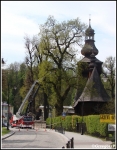 7.05.2014 - Rabka, ul. Orkana - Wycinanie konarów przy zabytkowym kościele- muzeum im. Orkana